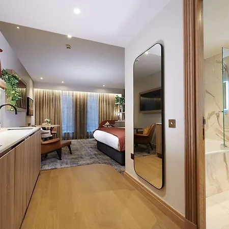 The Grand, Hotel