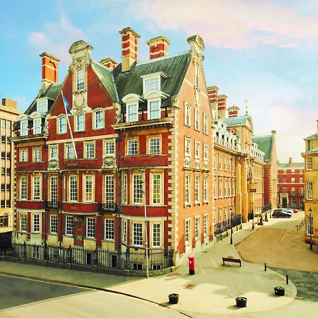 The Grand, Hotel