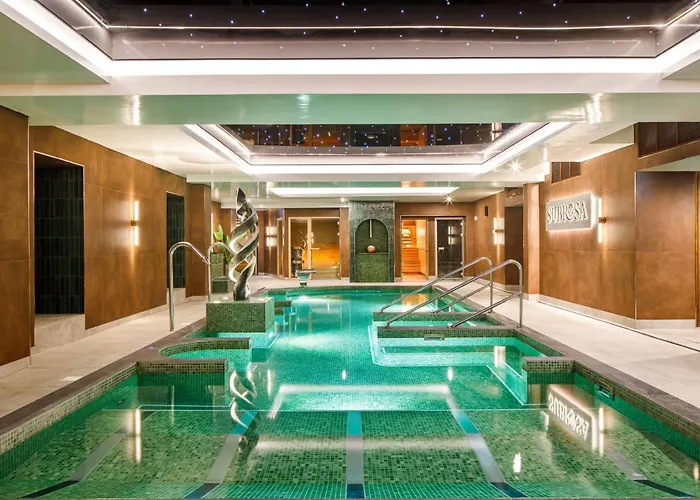 The Grand, Отель